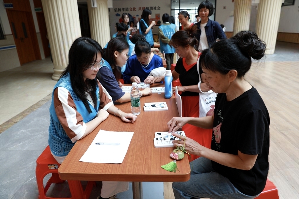 重阳传美德 爱满科教城广州城市职业学院中华优秀传统项目进社区活动温暖举办3.jpg