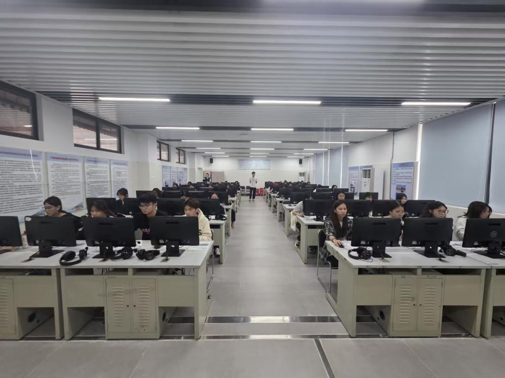 数字商贸学院顺利举行 1+X 物流管理职业资格考试1.jpg