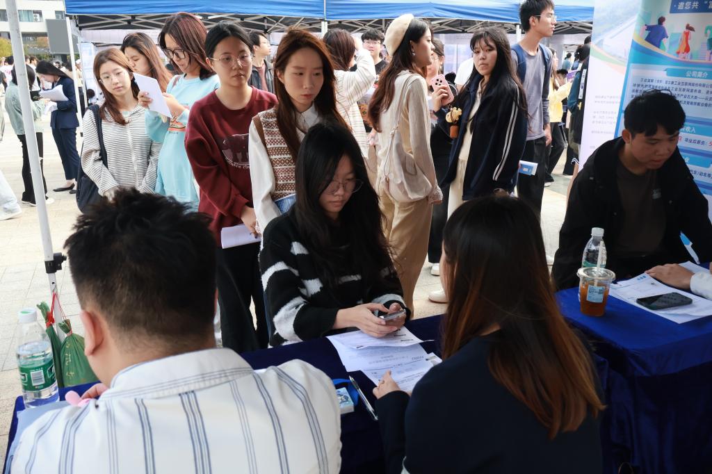 金秋启航 “职”等你来——我校2025年秋季校园招聘会在科教城校区举行3.jpg