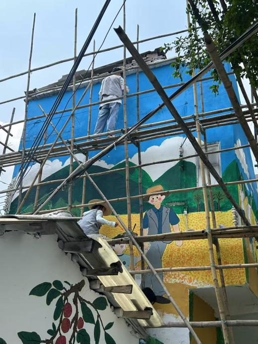 画笔筑梦振兴路：“绘筑先锋”突击队为沙头村绘就艺术新名片1.jpg