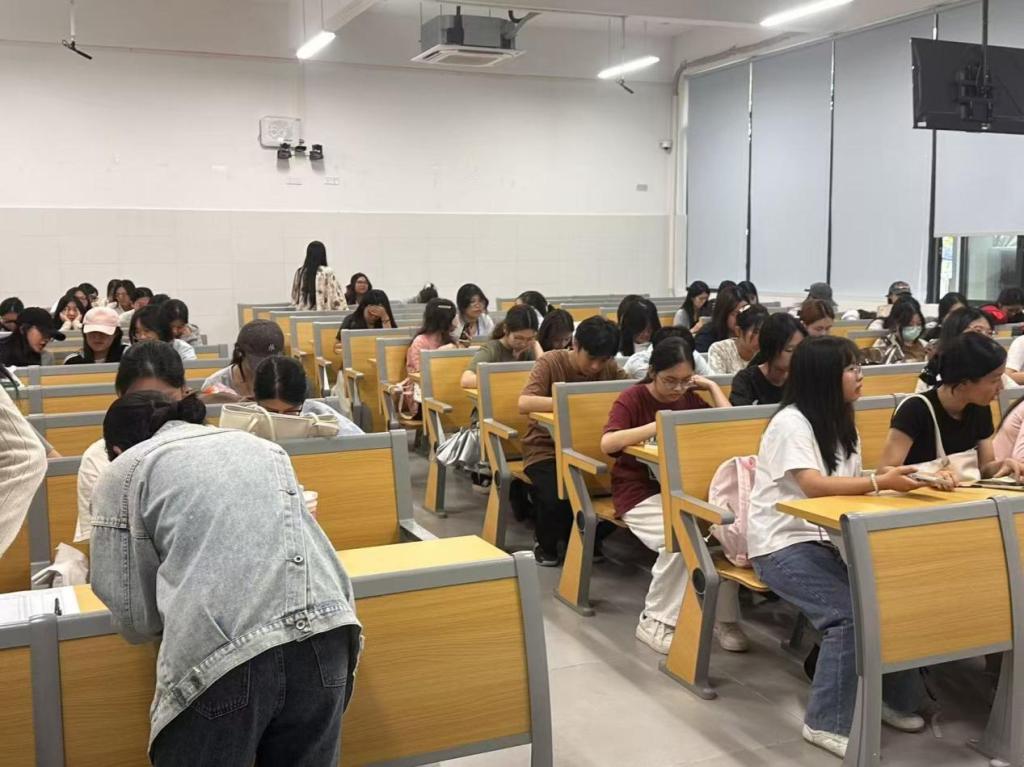 数字商贸学院举办汪汪集市活动2.jpg 数字商贸学院举办汪汪集市活动2.jpg