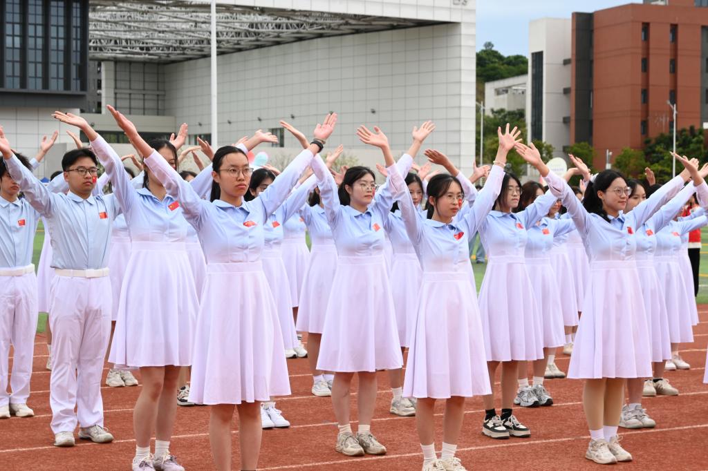 热烈奔赴十五运 深深厚植体育情——学校成功举办第十九届运动会2.jpg
