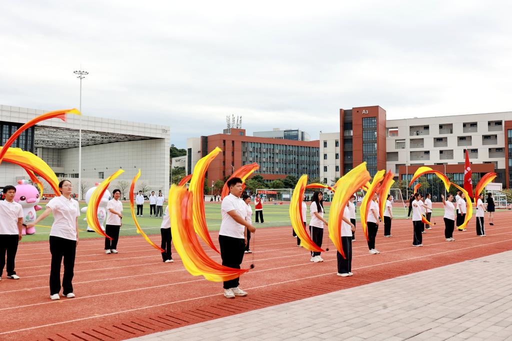 热烈奔赴十五运 深深厚植体育情——学校成功举办第十九届运动会3.jpg