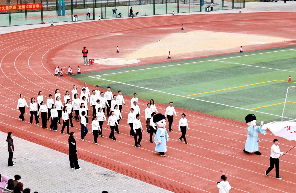 热烈奔赴十五运 深深厚植体育情——学校成功举办第十九届运动会4.jpg