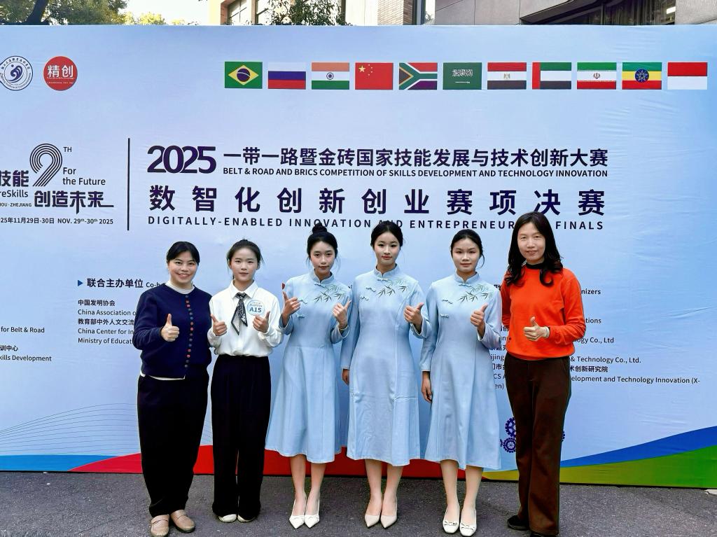 本网讯 近日，在2025“一带一路”暨金砖国家技能发展与技术创新大赛中，我校文旅与公共管理学院人力资源管理专业学子在葛斐、朱敏老师的指导下斩获一金两银：杨佳慧、廖一格、曾奕团队荣获“数智化创新创业赛项”全国一等奖，莫文敏团队获该赛项全国二等奖；林燕敏、陈西、杨佳慧团队荣获“数字人力资源管理技能赛项”全国二等奖。三项国家级奖项的获得，充分彰显了我校数智化人才培养的突出成效。1.jpg