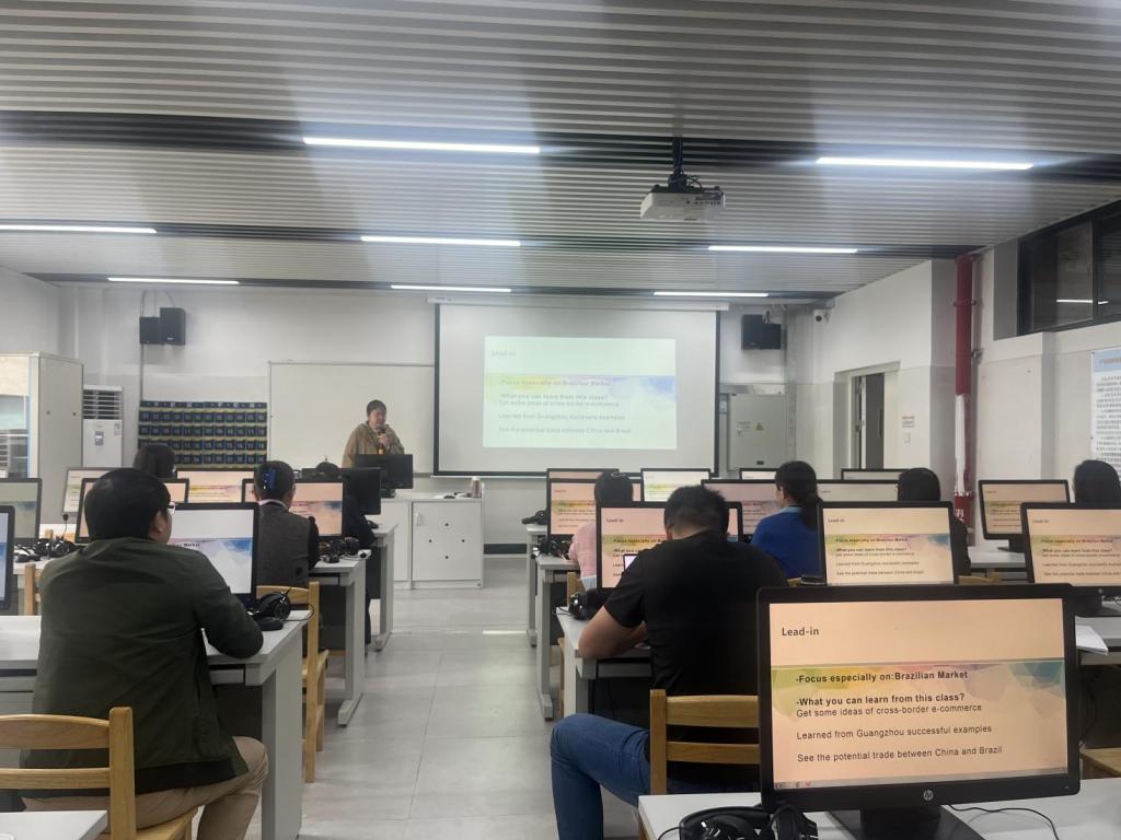 数字商贸学院召开双语教学研讨会 擘画国际化发展与教学改革新蓝图1.jpg