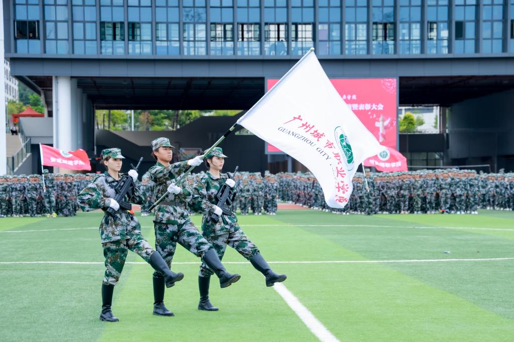 军训淬炼青春志 逐梦启航新征程——我校2025 级新生军训会操表演暨表彰大会圆满举行2.jpg