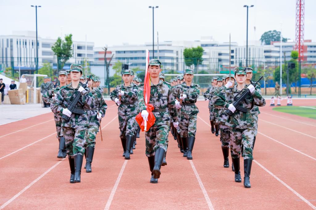 军训淬炼青春志 逐梦启航新征程——我校2025 级新生军训会操表演暨表彰大会圆满举行3.jpg