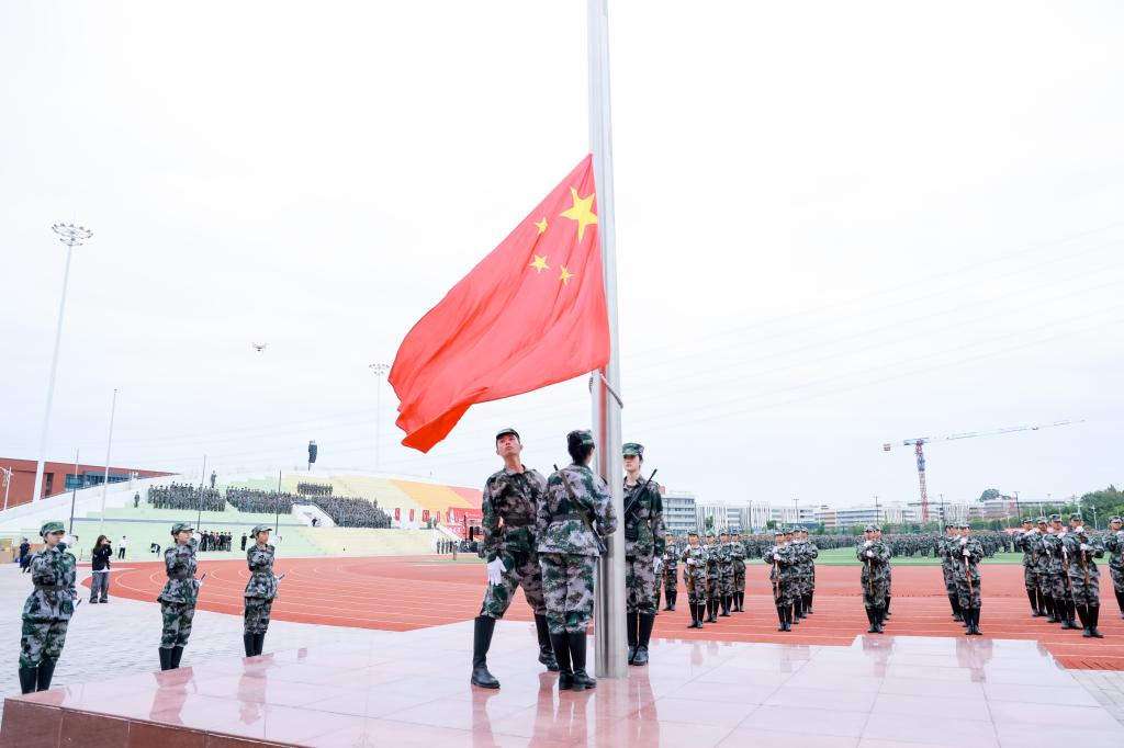 军训淬炼青春志 逐梦启航新征程——我校2025 级新生军训会操表演暨表彰大会圆满举行4.jpg