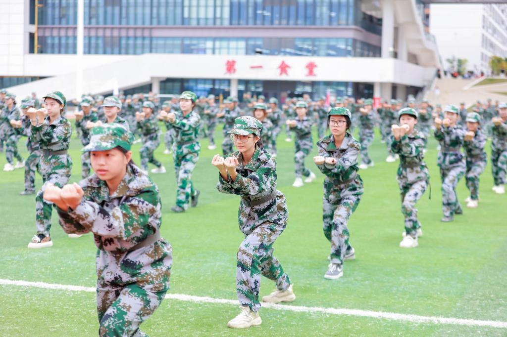军训淬炼青春志 逐梦启航新征程——我校2025 级新生军训会操表演暨表彰大会圆满举行5.jpg