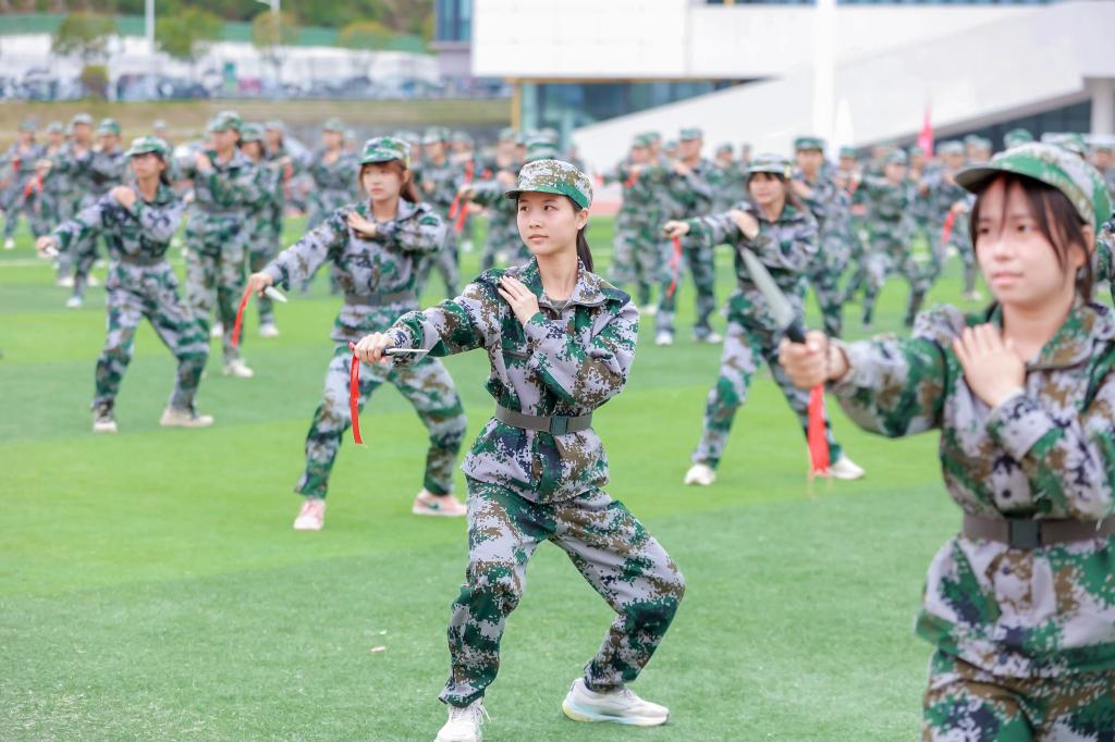军训淬炼青春志 逐梦启航新征程——我校2025 级新生军训会操表演暨表彰大会圆满举行6.jpg