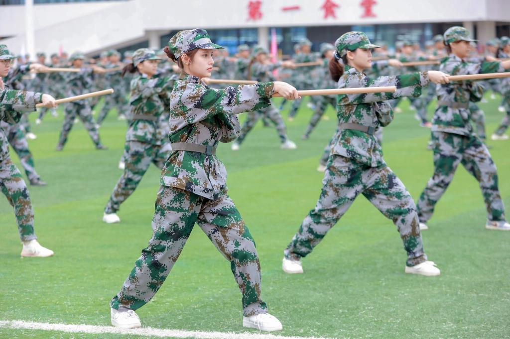 军训淬炼青春志 逐梦启航新征程——我校2025 级新生军训会操表演暨表彰大会圆满举行7.jpg