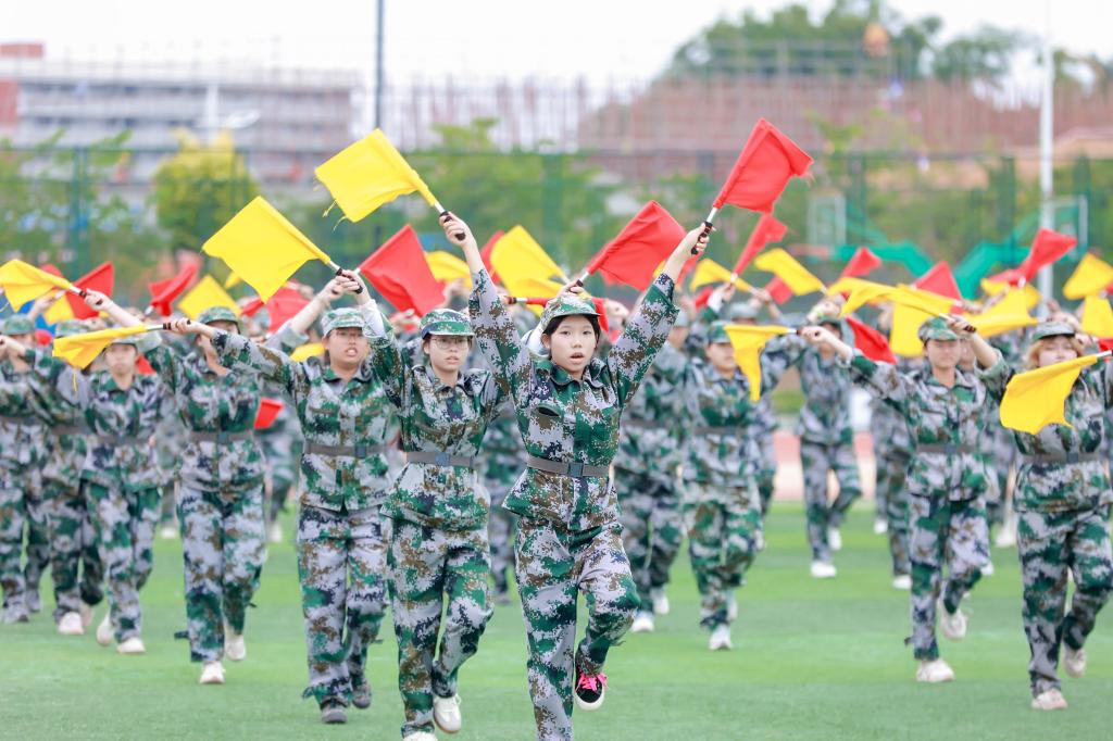 军训淬炼青春志 逐梦启航新征程——我校2025 级新生军训会操表演暨表彰大会圆满举行9.jpg