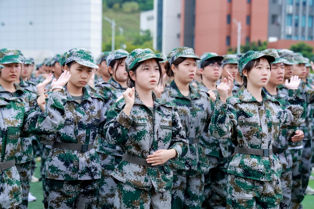 军训淬炼青春志 逐梦启航新征程——我校2025 级新生军训会操表演暨表彰大会圆满举行10.jpg